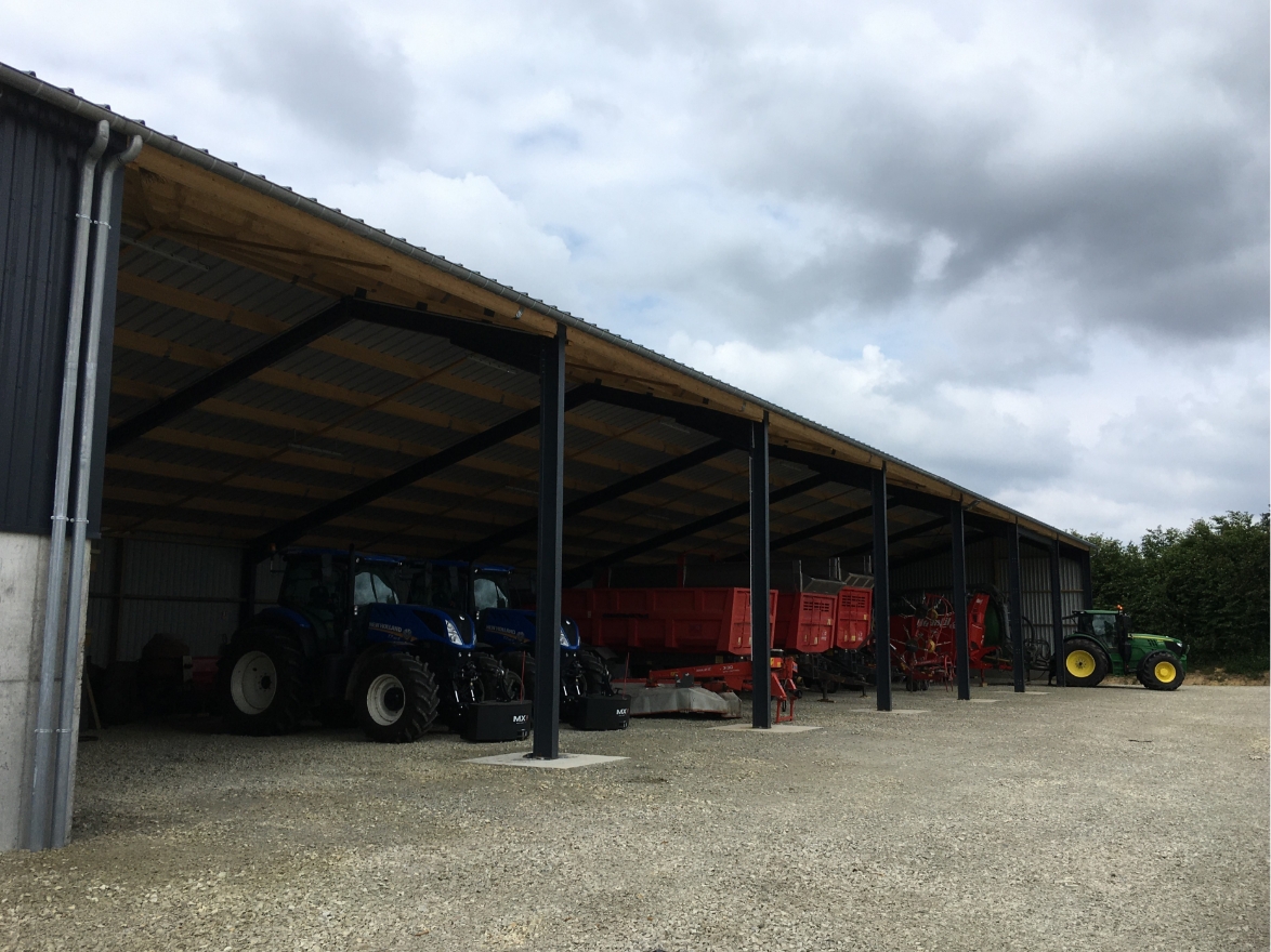 Bâtiment de stockage avec charpente métallique