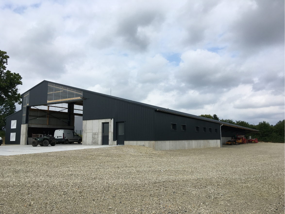 Bâtiment de stockage avec charpente métallique